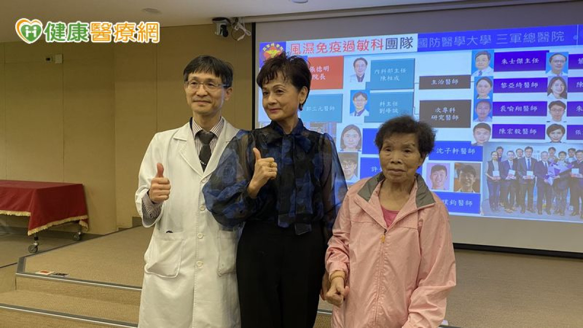 คุณยายวัย 70 ปีป่วยเป็นโรคภูมิต้านทานตนเองหลายโรค! โรงพยาบาลสามเหล่าทัพพูดคุยเกี่ยวกับการดูแลแบบบูรณาการและแนวโน้มการประเมินการใช้ยาโดย AI